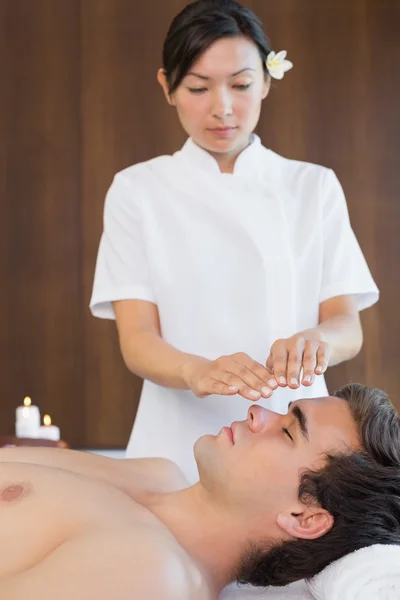 Man receiving treatment at spa center — Stock Photo, Image