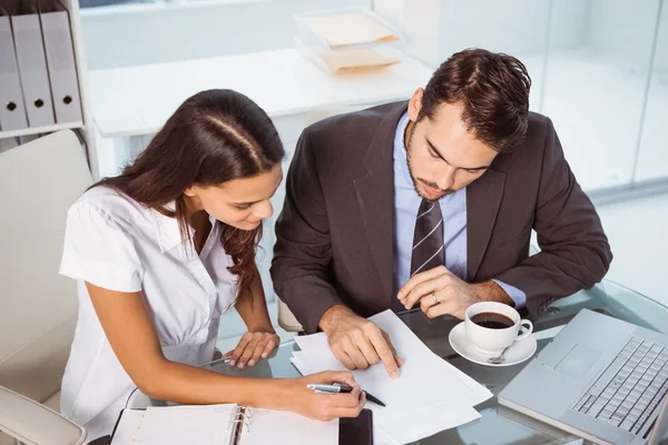 Les gens d'affaires avec ordinateur portable et journal au bureau — Photo