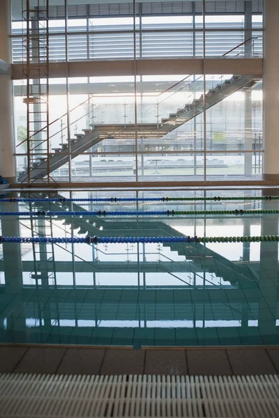 Piscina vacía con marcadores de carril — Foto de Stock