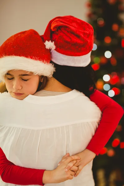 Madre e figlia che si abbracciano a Natale — Foto Stock