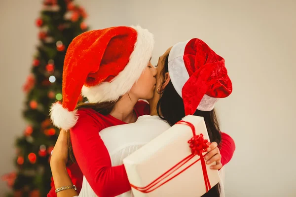 Madre e figlia che si abbracciano a Natale — Foto Stock