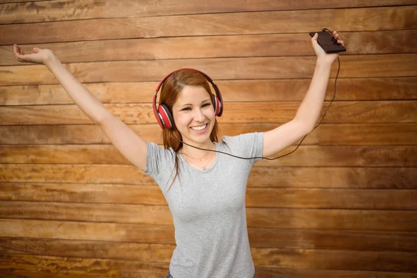 Retrato de una mujer juguetona bailando mientras escucha música — Foto de Stock