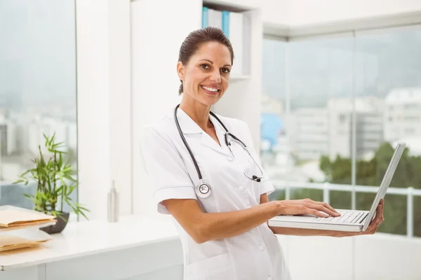 Female doctor using laptop in medical office — Stock Photo, Image
