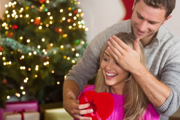 Amare fidanzato sorprendendo la sua ragazza — Foto Stock