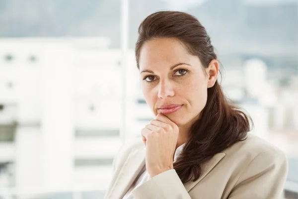 Ragionevole donna d'affari guardando lontano in ufficio — Foto Stock