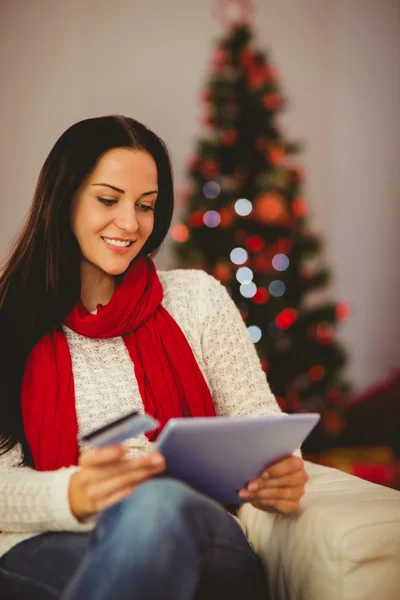 Hübsche Brünette shoppt zu Weihnachten online mit Tablet — Stockfoto