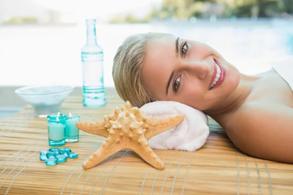 Mulher bonita deitada na mesa de massagem — Fotografia de Stock