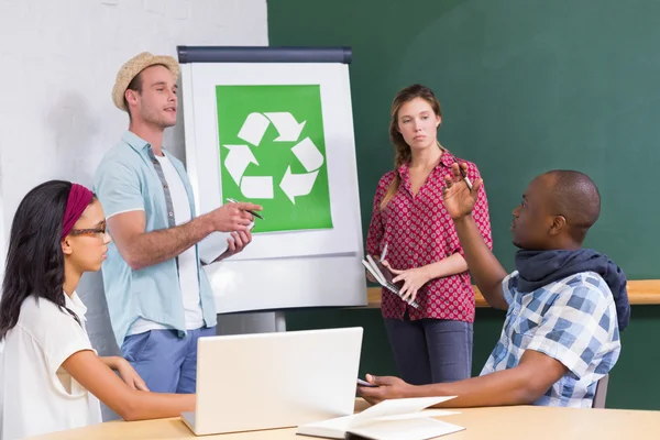 Réunion créative avec symbole de recyclage sur tableau blanc — Photo