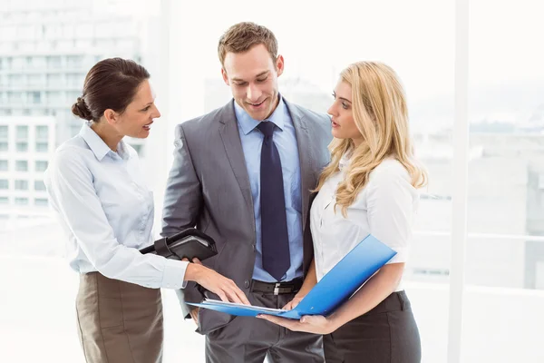 Kollegen in Besprechung im Büro — Stockfoto