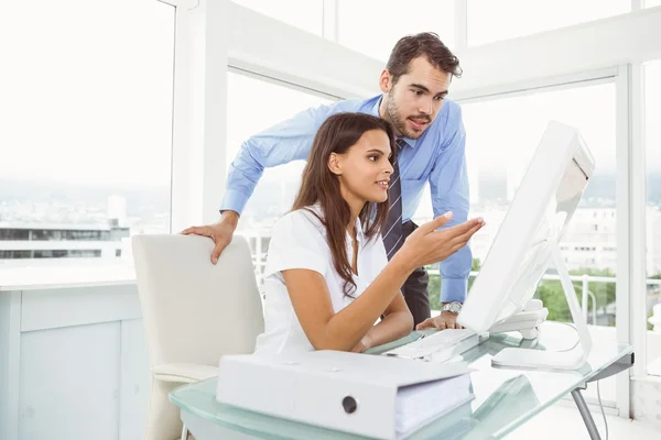 Les gens d'affaires utilisant l'ordinateur dans le bureau — Photo