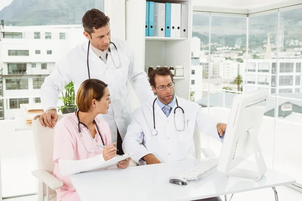 Medici che utilizzano il computer presso lo studio medico — Foto Stock