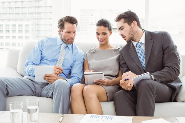 Kollegen in Besprechung im Büro — Stockfoto