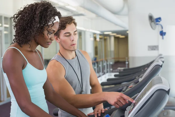 Fit vrouw op loopband praten met persoonlijke trainer — Stockfoto