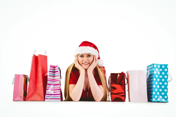 Festliche Blondine lächelt mit Geschenktüten in die Kamera — Stockfoto