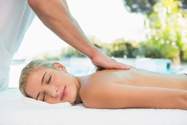 Mujer recibiendo masaje de espalda — Foto de Stock