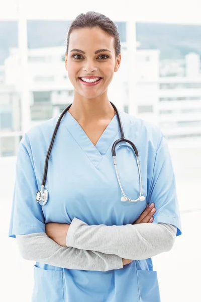 Portrait d'une femme médecin confiante et souriante — Photo