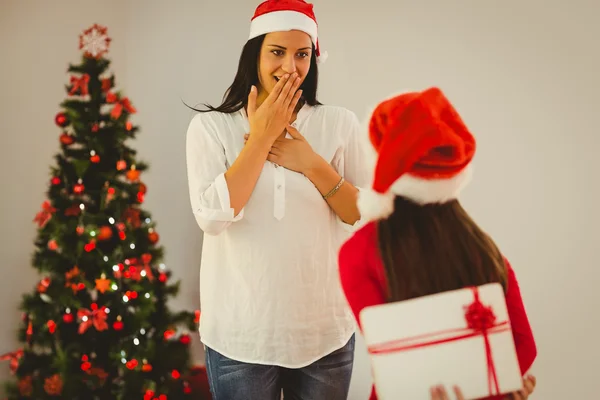 Annesi Noel hediye ile şaşırtıcı kızı — Stok fotoğraf