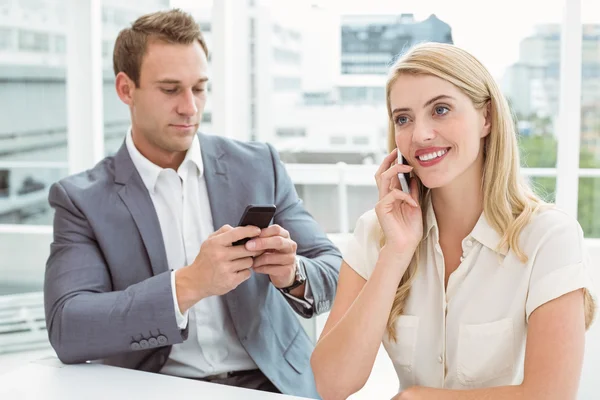 Mensen uit het bedrijfsleven met behulp van mobiele telefoons — Stockfoto