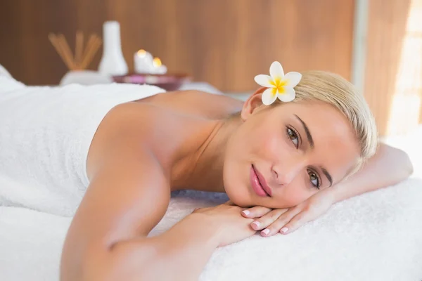 Mulher bonita deitada na mesa de massagem — Fotografia de Stock