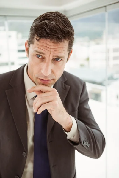 Inteligente hombre de negocios en traje en la oficina —  Fotos de Stock