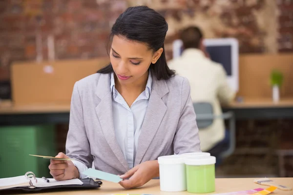 Empresaria mirando diario en la oficina — Foto de Stock