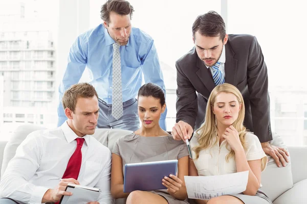 Kollegen in Besprechung im Büro — Stockfoto