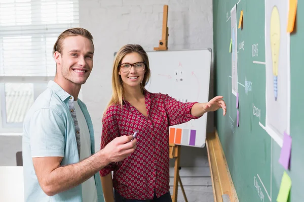 Creatieve business mensen op het werk gebruik gemaakt van blackboard — Stockfoto