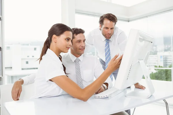 Gente de negocios usando computadora en la oficina — Foto de Stock