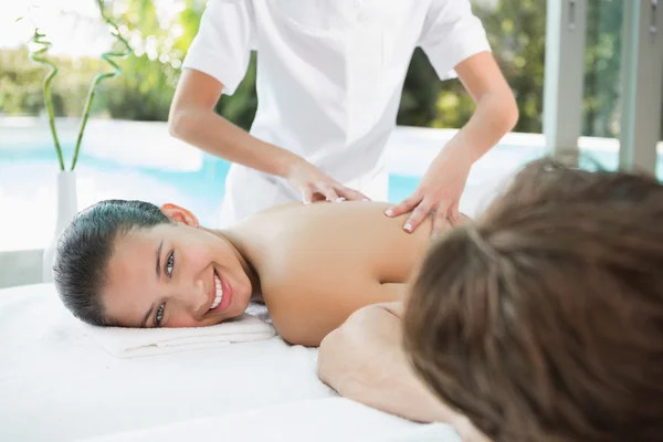 Casal desfrutando de massagem na fazenda de saúde — Fotografia de Stock