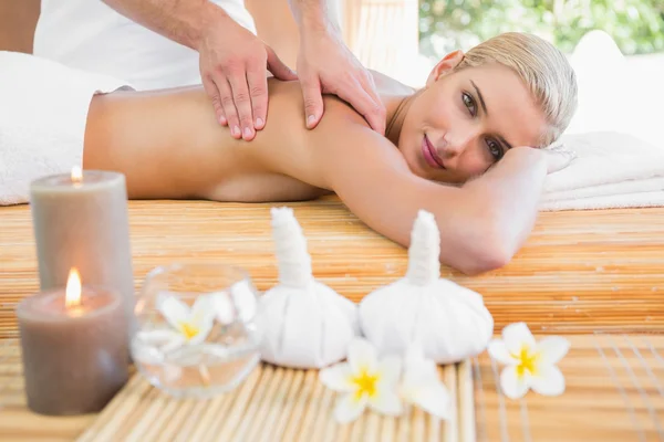 Frau erhält Rückenmassage — Stockfoto