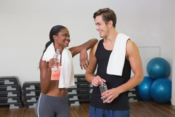 Personal trainer and client chatting — Stock Photo, Image