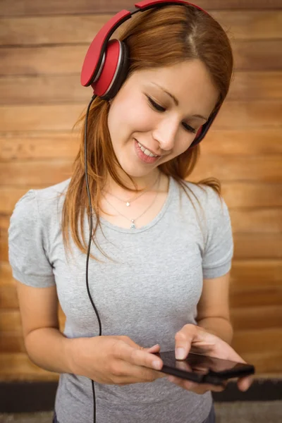 Retrato de uma mulher brincalhona dançando enquanto ouve música — Fotografia de Stock