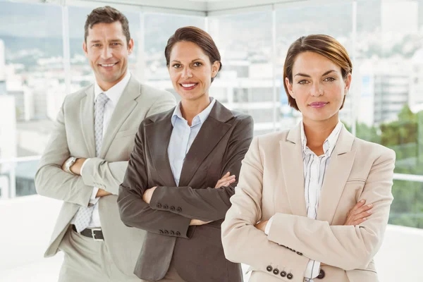 Säker affärsmän med armar korsade i office — Stockfoto