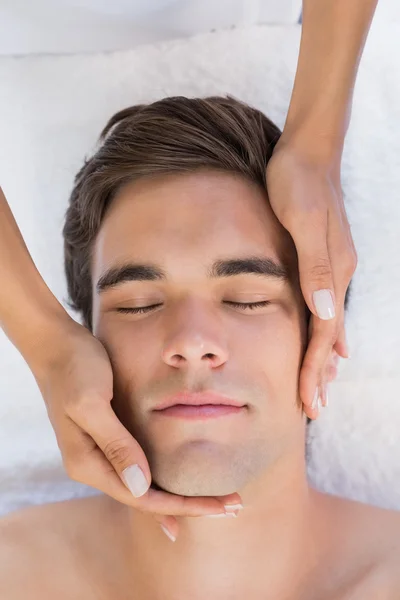 Homem recebendo massagem facial — Fotografia de Stock