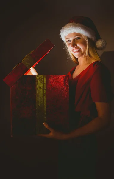 Loira festiva abrindo um presente — Fotografia de Stock