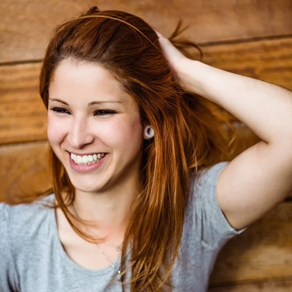 Kızıl saçlıya gülümseyen ve düşünme — Stok fotoğraf