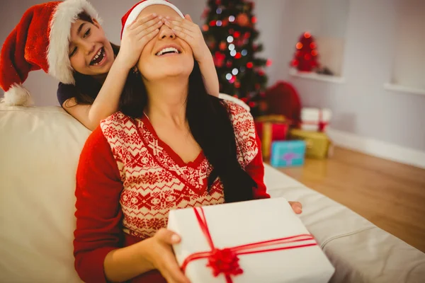 Mãe surpreendendo sua filha com presente de Natal — Fotografia de Stock