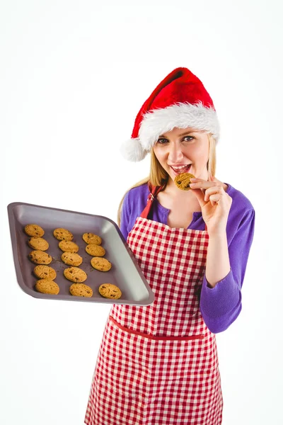 Rubia festiva mostrando galletas calientes — Foto de Stock