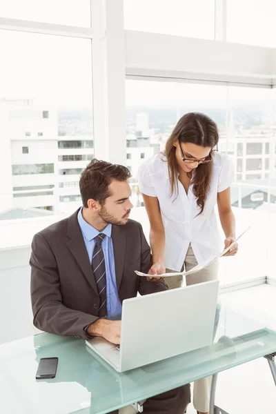 Geschäftsleute nutzen Laptop im Büro — Stockfoto