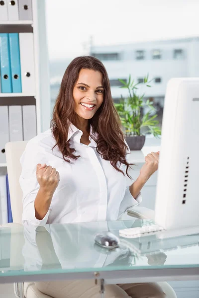 Glada affärskvinna jublar i office — Stockfoto