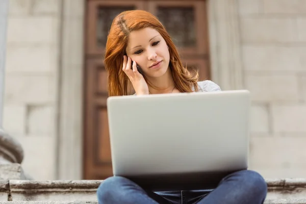 Feliz mujer disfrutando escuchando con auriculares a la música — Foto de Stock