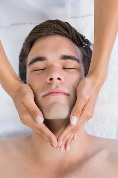 Чоловік отримує масаж обличчя — стокове фото