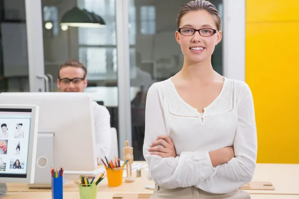 Lachende vrouw fotoredacteur in office — Stockfoto