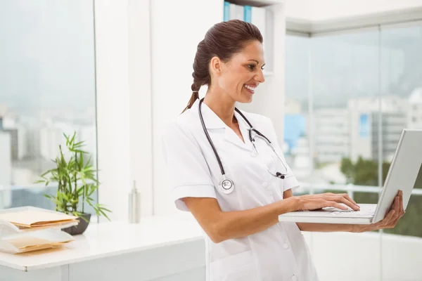 Female doctor using laptop in medical office — Stock Photo, Image