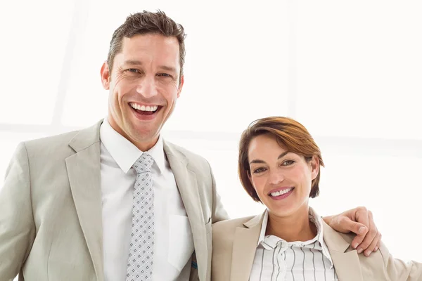 Feliz pareja de negocios en la oficina — Foto de Stock