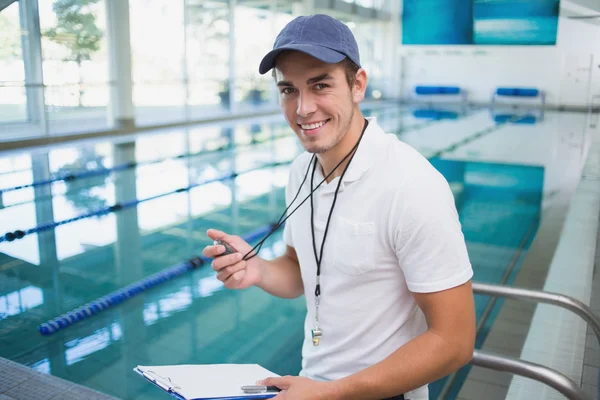 Schöner Schwimmlehrer lächelt in die Kamera — Stockfoto