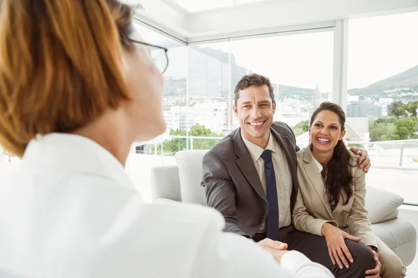 Par i möte med finansiell rådgivare i hemmet — Stockfoto