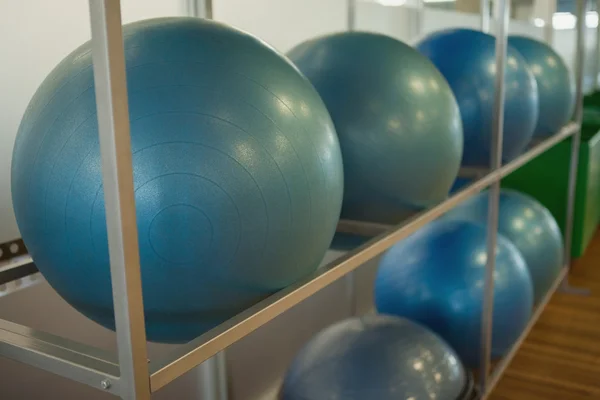 Träningsbollar på rack i studio — Stockfoto