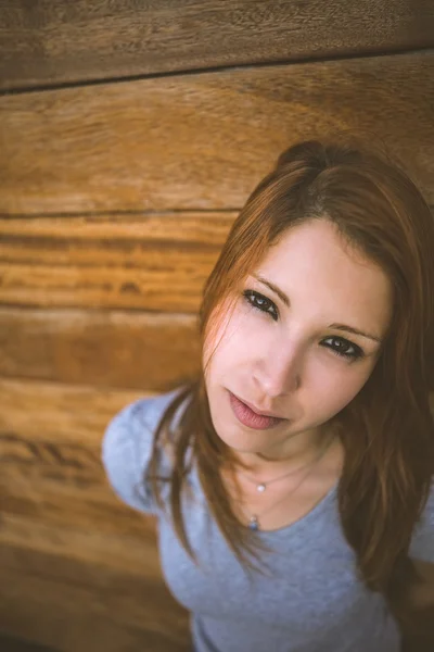 Portrait d'une rousse regardant la caméra — Photo