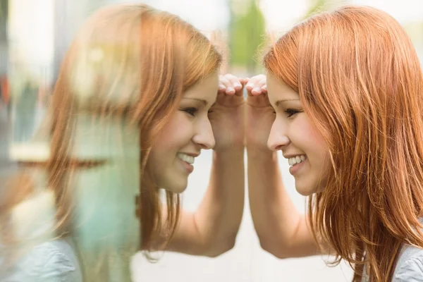 Side view of pretty redhead window shopping — Stock Photo, Image